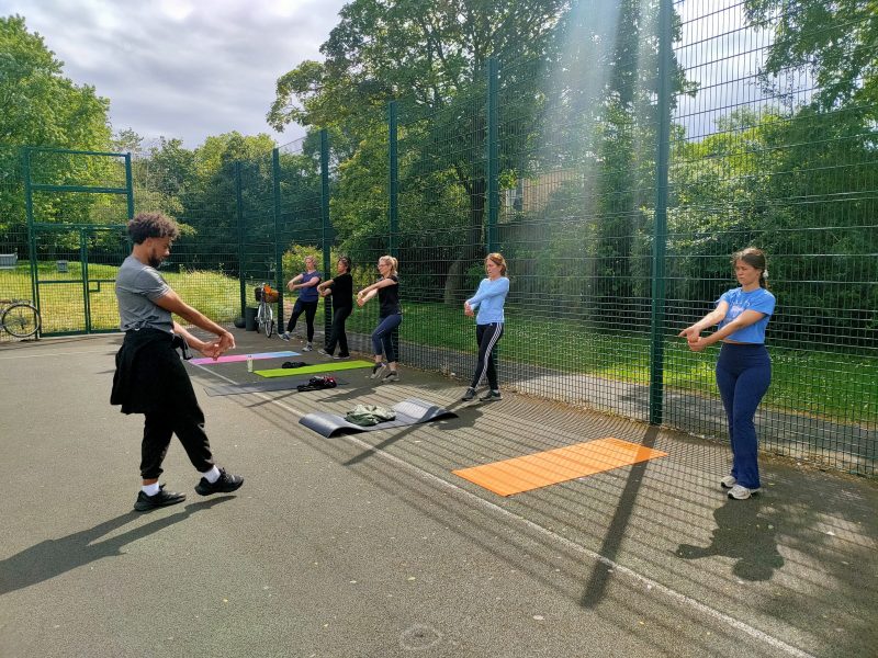 Outdoor fitness class SWBW outdoor fitness class training on a South London court